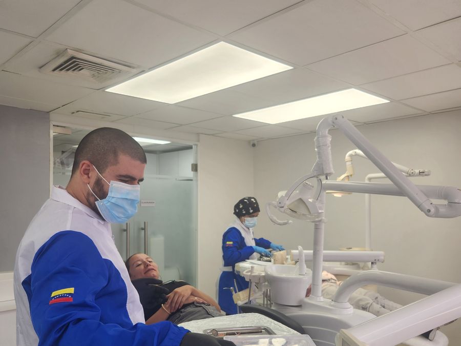 Equipo odontológico atendiendo pacientes