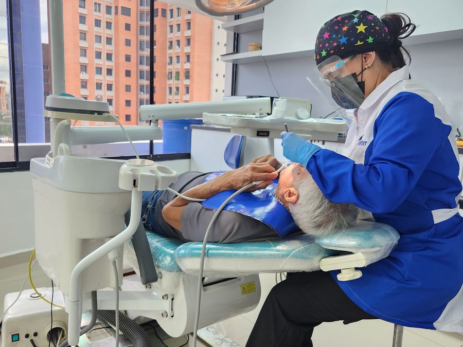 Odontóloga realizando un tratamiento