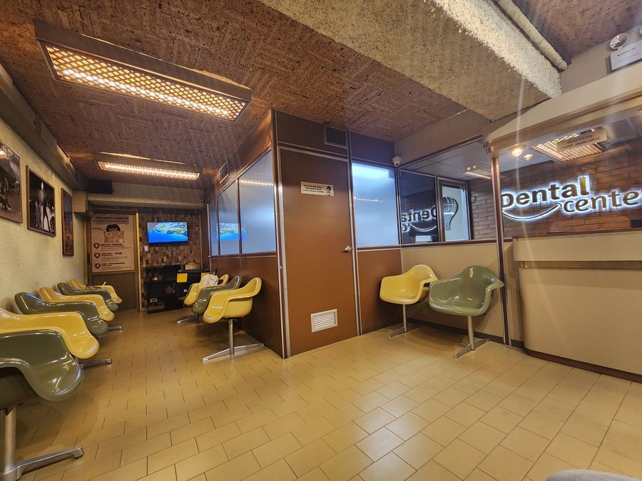 Sala de espera con sillas y logo iluminado