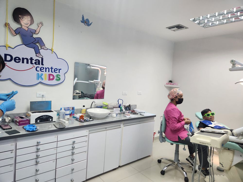 Consultorio de Dental Center Kids con la odontopediatra atendiendo a un niño