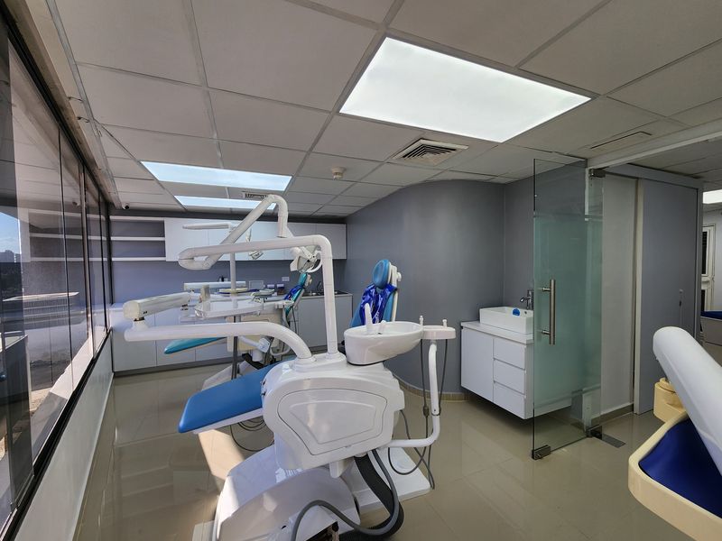 Consultorios de la Sede de Especialidades Odontológicas con ventanales
