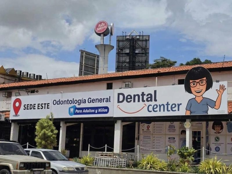 Fachada de la Sede Este de Dental Center en el C.C. Río Lama, Av. Lara
