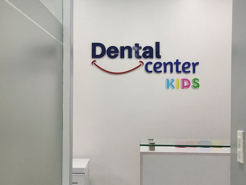 Entrada de Dental Center Kids con su logo